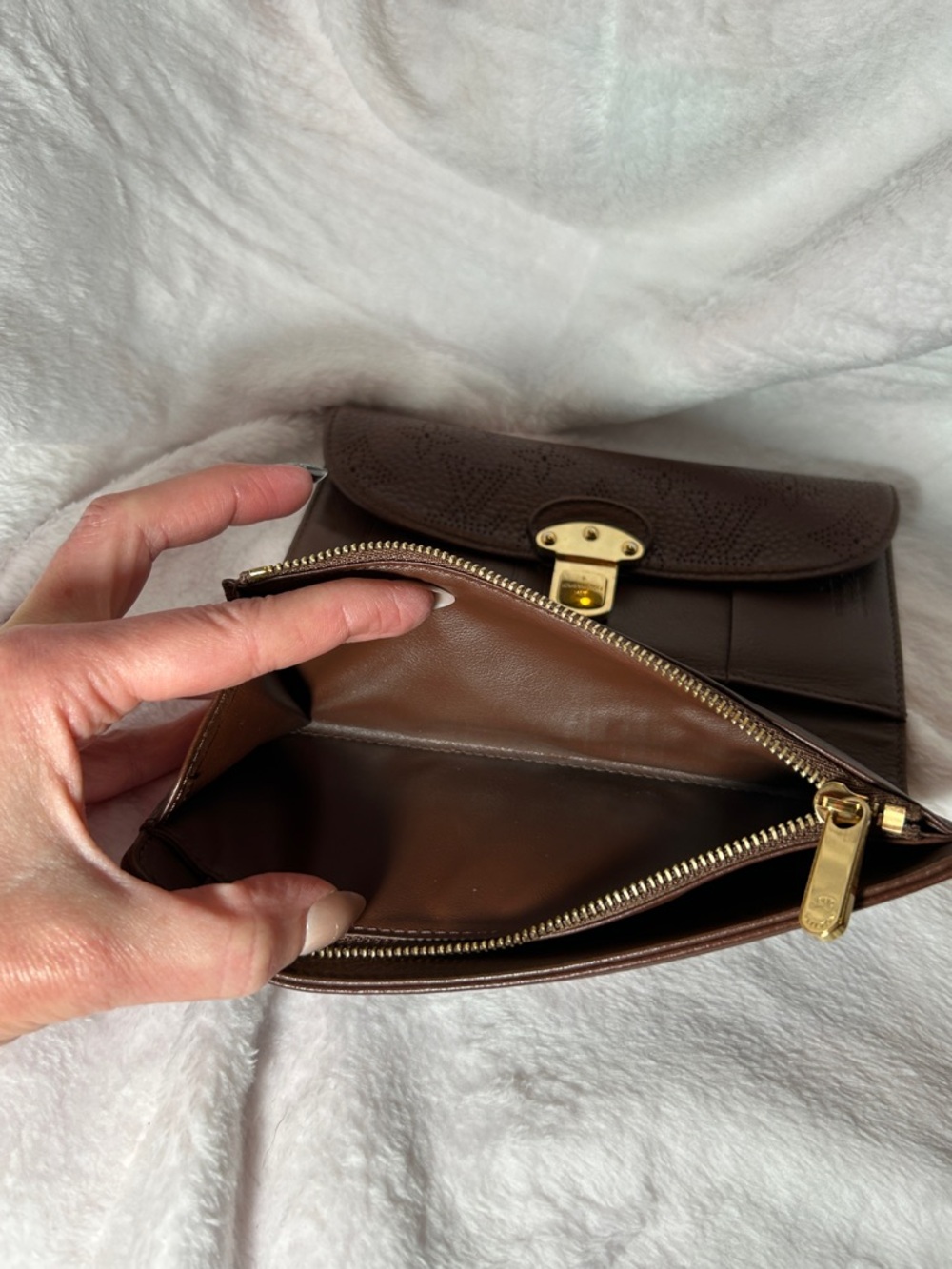 402. Louis Vuitton Mahina Amelia wallet in Acajou brown leather - Picture 10 of 13